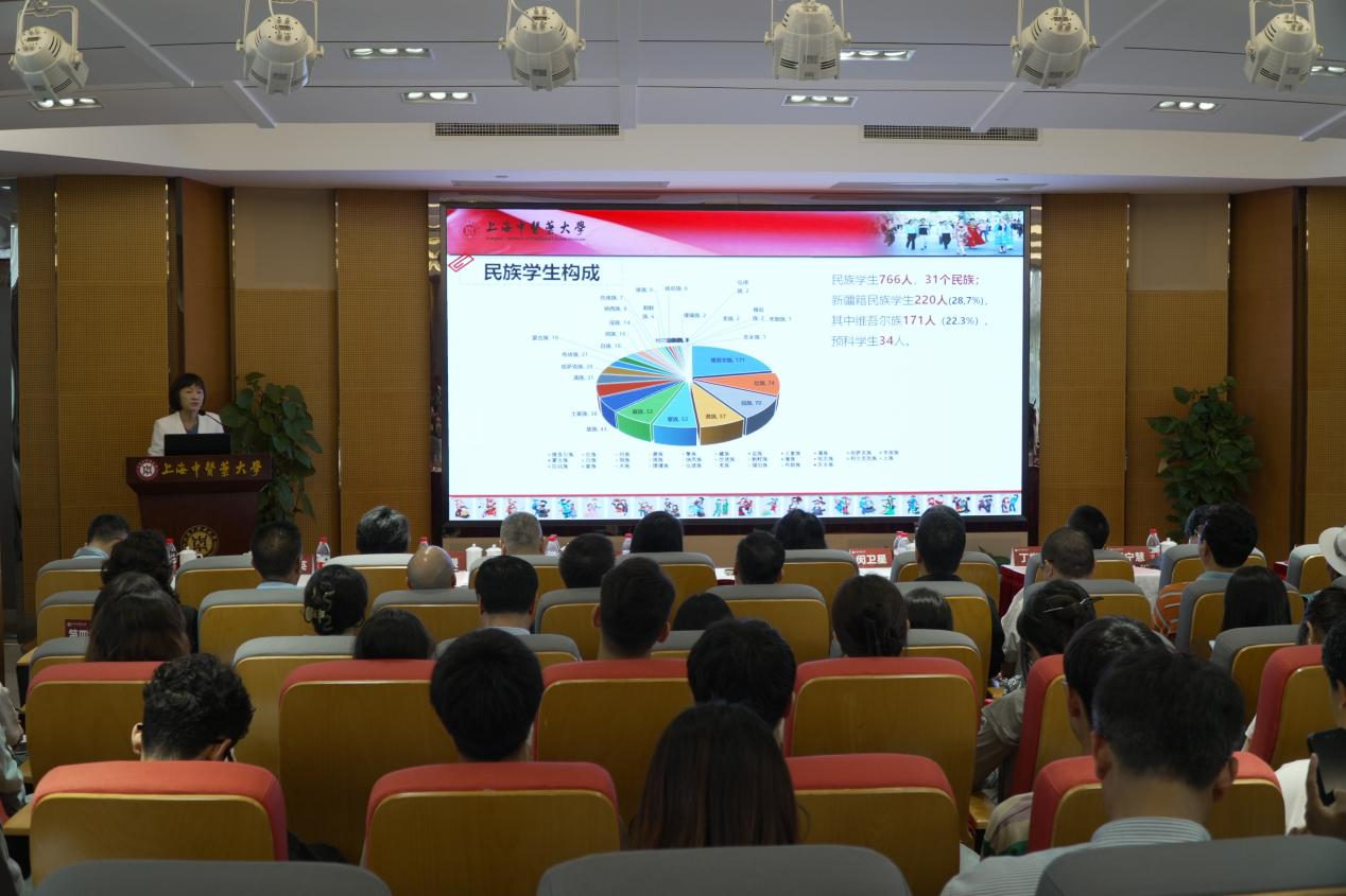 6月25日,上海中医药大学,市政协民宗委、少数民族界别正召开上海市政协少数民族界别委员工作室促进交往交流交融观摩会。