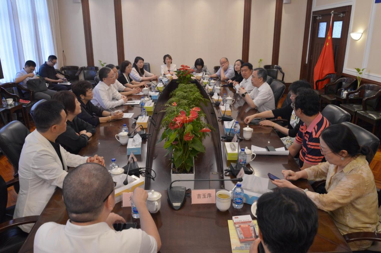 8月21日,上海市政协民族和宗教委员会赴中国基督教两会,开展宗教界别委员工作室揭牌暨跨界别活动。市政协副主席钱锋出席。