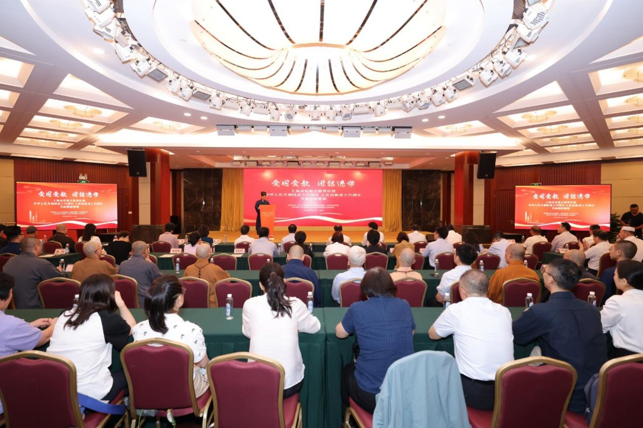 9月23日,“爱国爱教,团结进步——上海民族宗教界庆祝新中国成立75周年暨人民政协成立75周年书画摄影联展”开幕式在市政协江海厅举行。中共上海市委常委、统战部部长、市政协党组副书记陈通,市政协副主席金兴明出席。