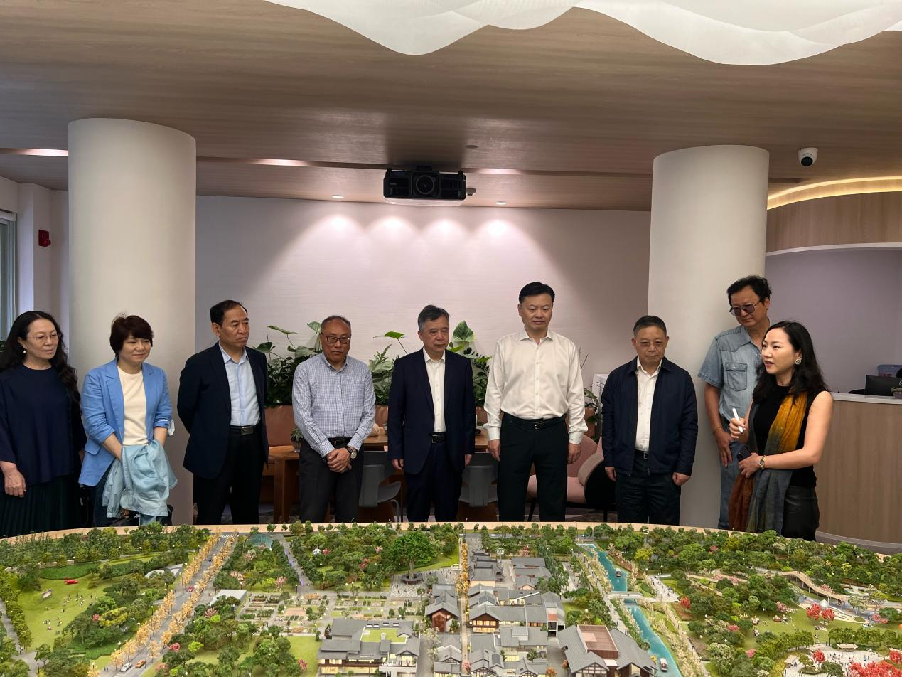 10月15日,上海市政协民宗委组织委员赴位于青浦区的蟠龙新天地,开展“庆祝中华人民共和国成立75周年和人民政协成立75周年”主题考察活动。