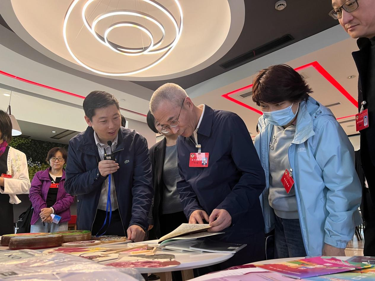 10月31日,上海市政协开展“铸牢中华民族共同体意识示范创建工作情况”专题年末委员视察。市政协副主席寿子琪出席。