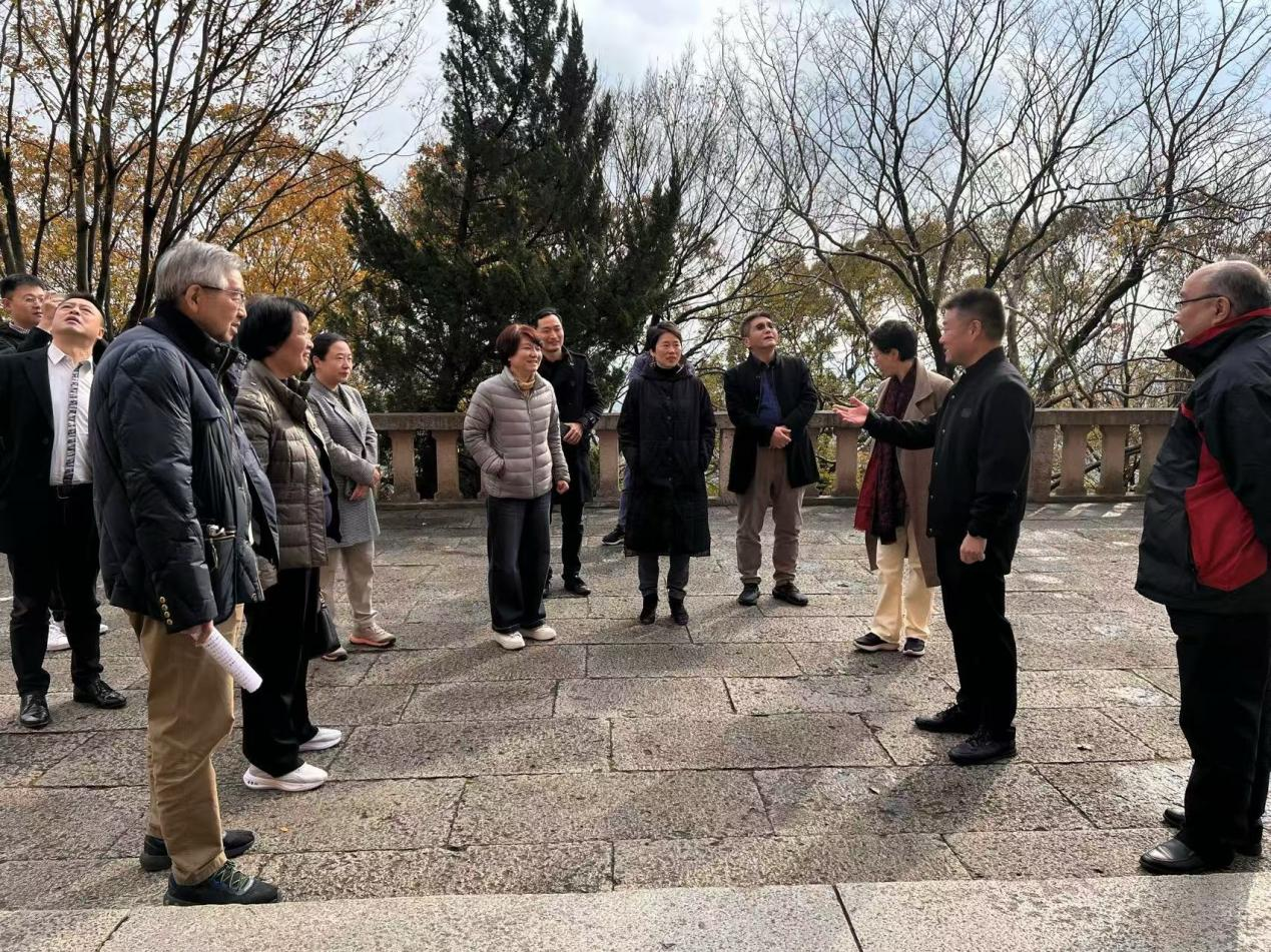 12月5日,上海市政协民宗委组织委员和专家组成员赴松江区开展考察活动,走访了佘山修院、佘山天主堂和松江东岳庙,并开展座谈交流。