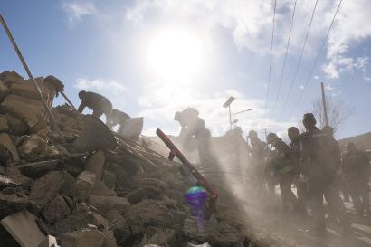 1月7日,救援人员在定日县长所乡古荣村进行搜救。 新华社发