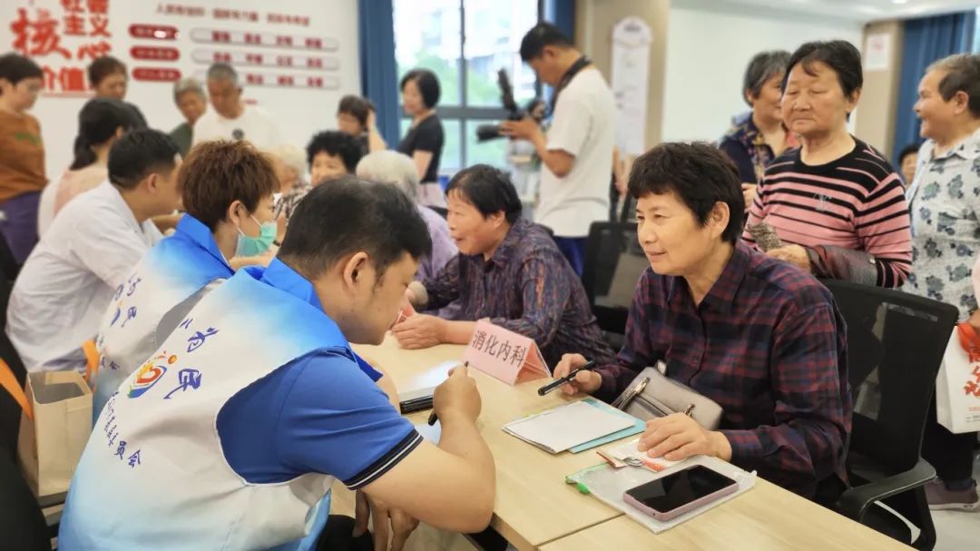 ▲“医心为民•民进和医卫界”委员工作室开展义诊