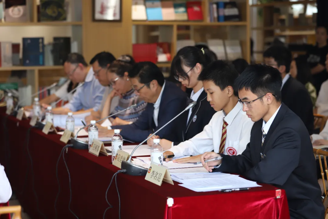 青少年走进政协