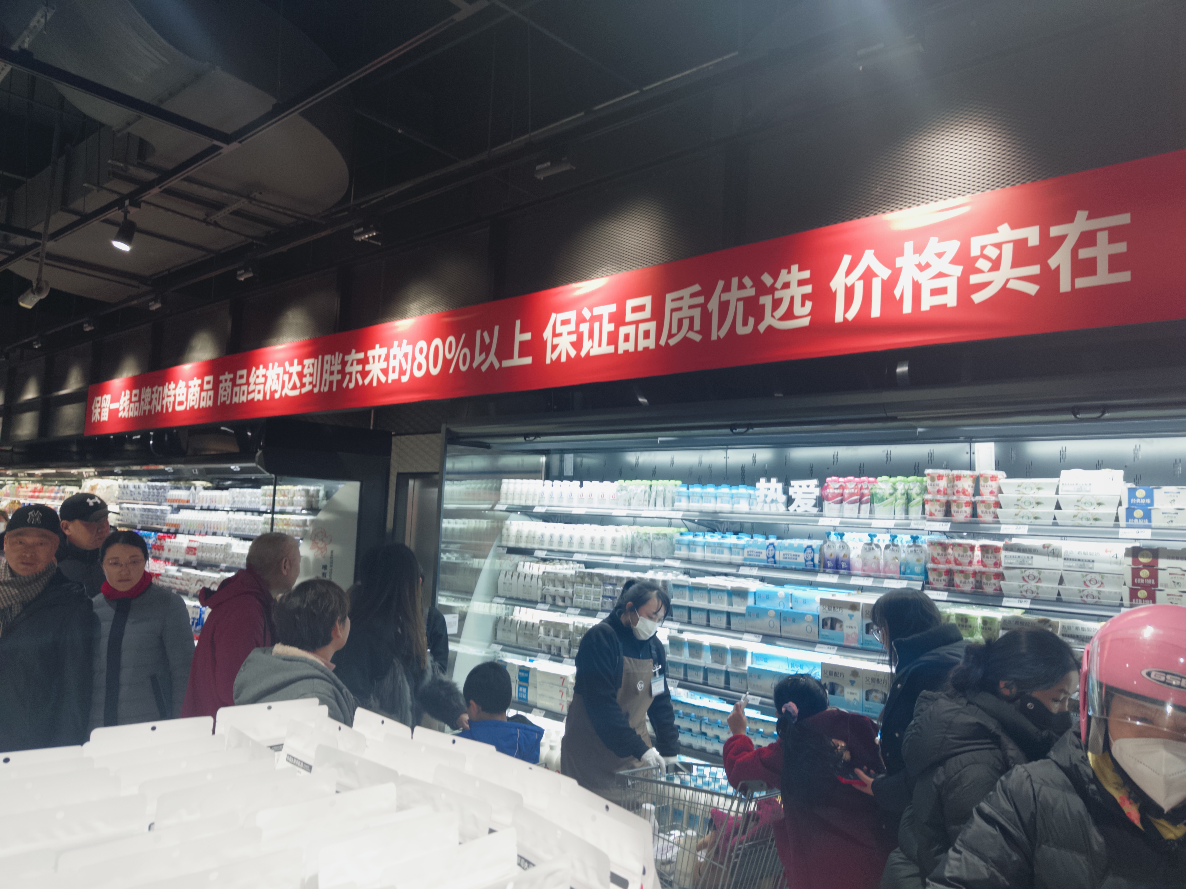 “商品结构达到胖东来80%以上”标语。 本文图片均为澎湃新闻记者 邹桥 图