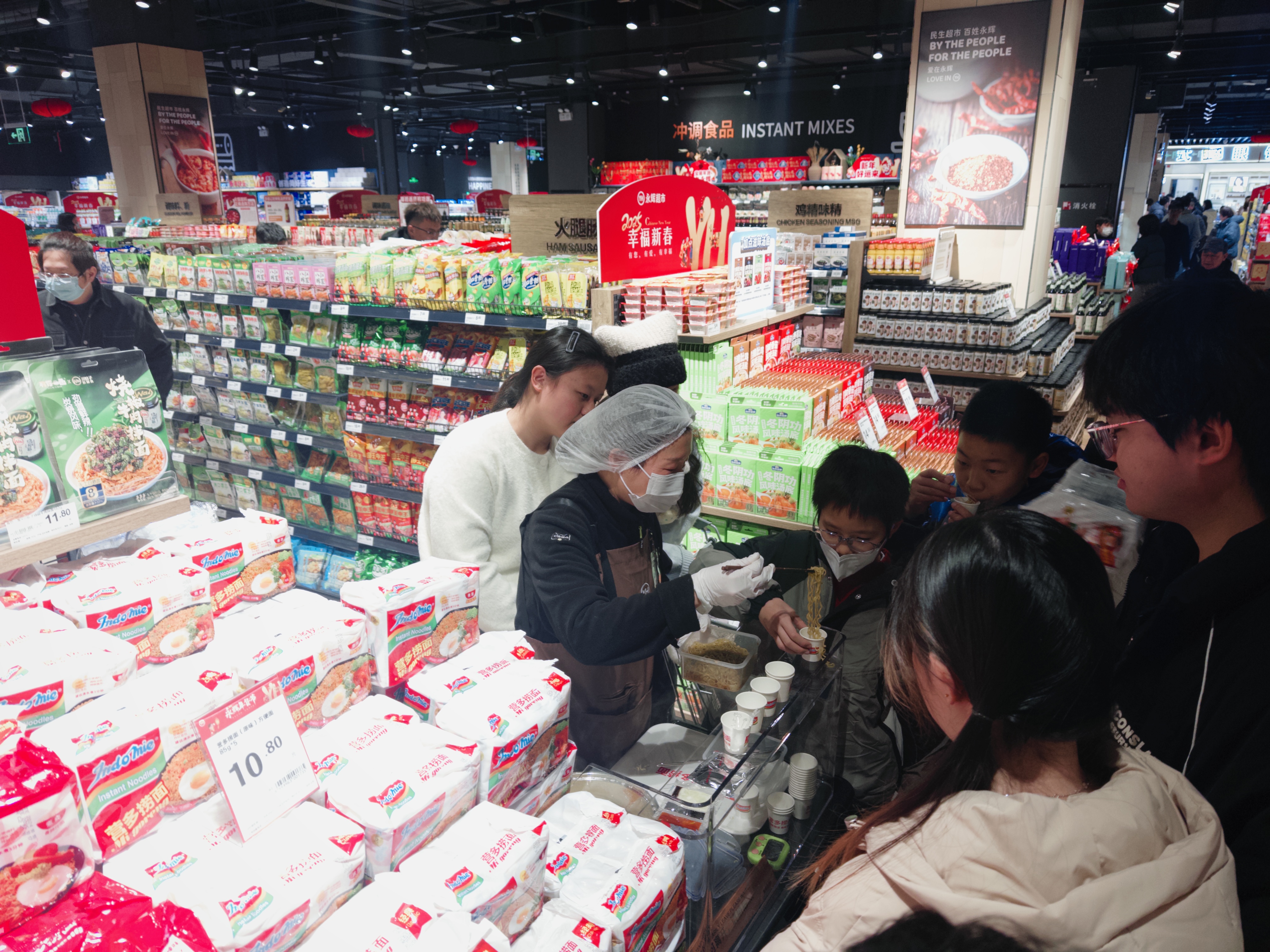 服务员为顾客准备试吃小样
