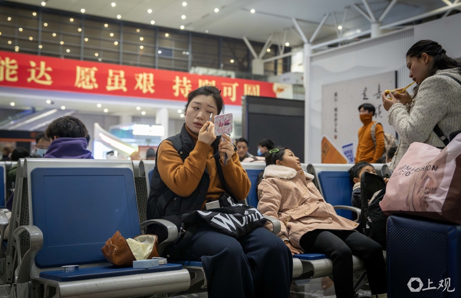 到贵阳老家赶得上和家人一起吃晚饭，郭女士化了个精致的妆回家团圆。