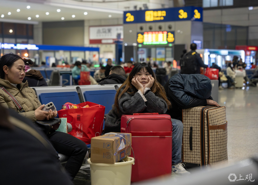 早上4点赶春运首列的乘客。