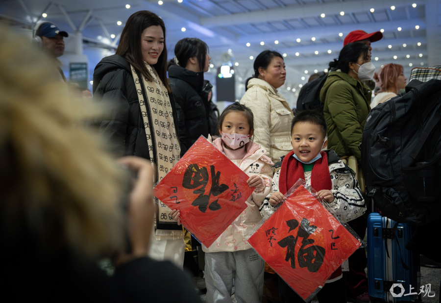 带着“福”字上车。