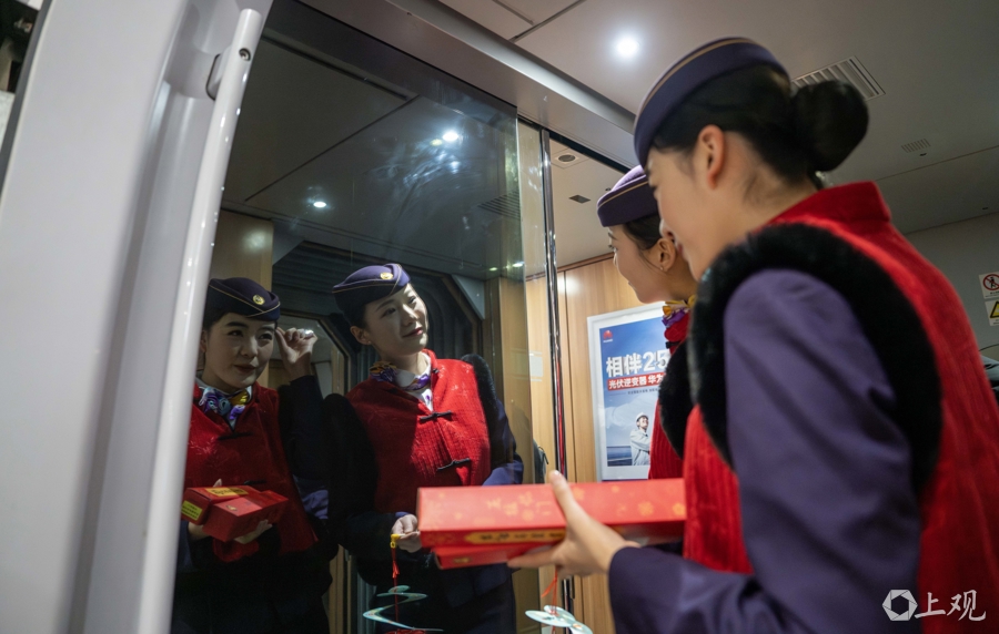 春运首列的列车员的新春装。