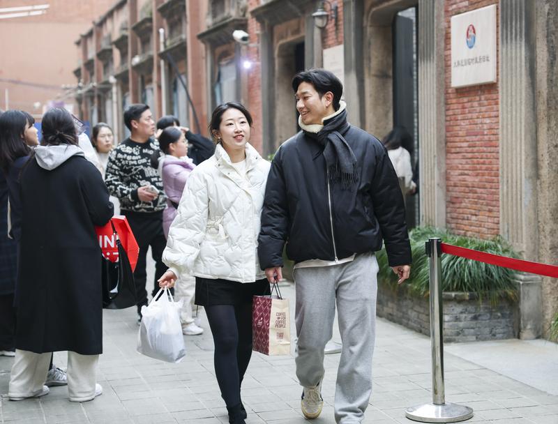 2024年12月25日,韩国游客在大韩民国临时政府旧址游览。近期,许多韩国游客“扎堆”来到上海旅行,韩国也流行起了“周五下班去中国”。