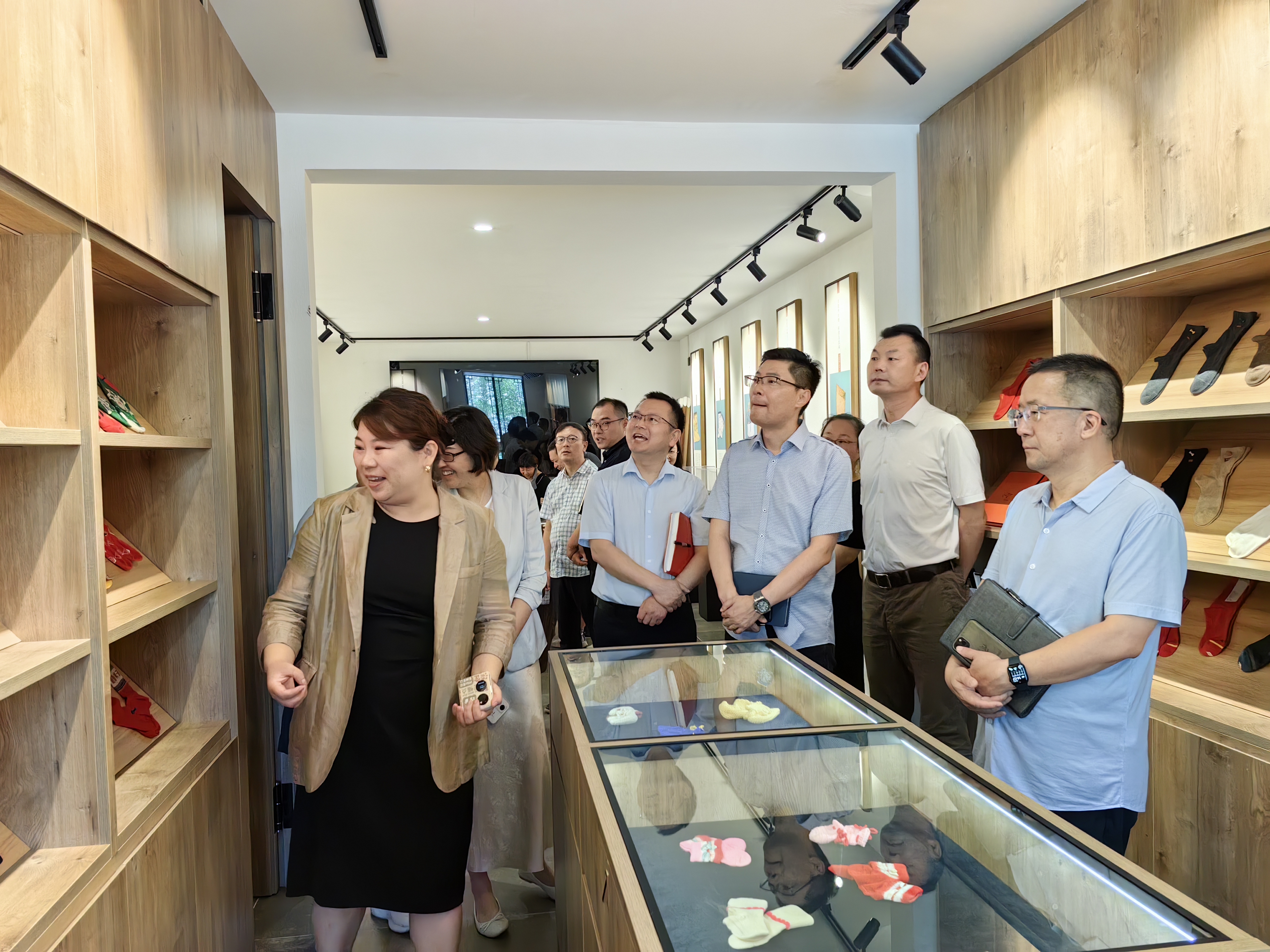 松江区政协人口资源环境委员会与中山街道政协委员工作站共同举办主题为“以人民为中心 推进城市治理现代化”的政协委员读书分享交流活动,参观袜子弄记忆馆