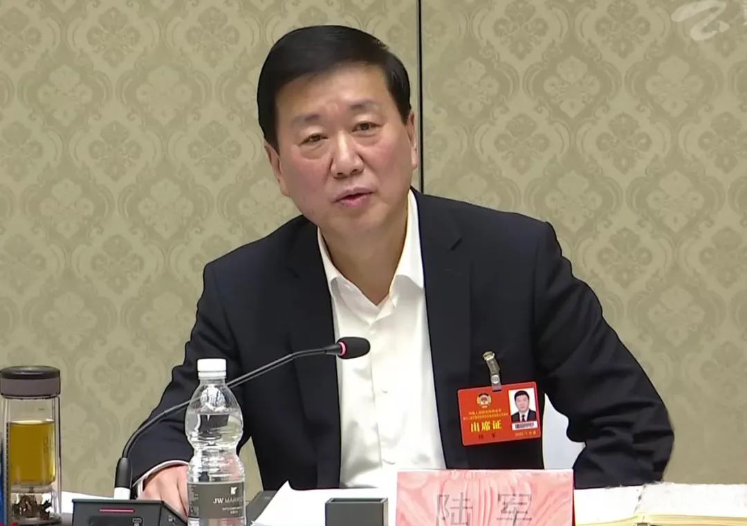 <BR/>陆军参加宗教、少数民族界别小组讨论。