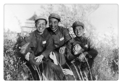 这张照片的背面写着:九大队混合中队教员,1949.9,长春南湖畔,左一为马龙章