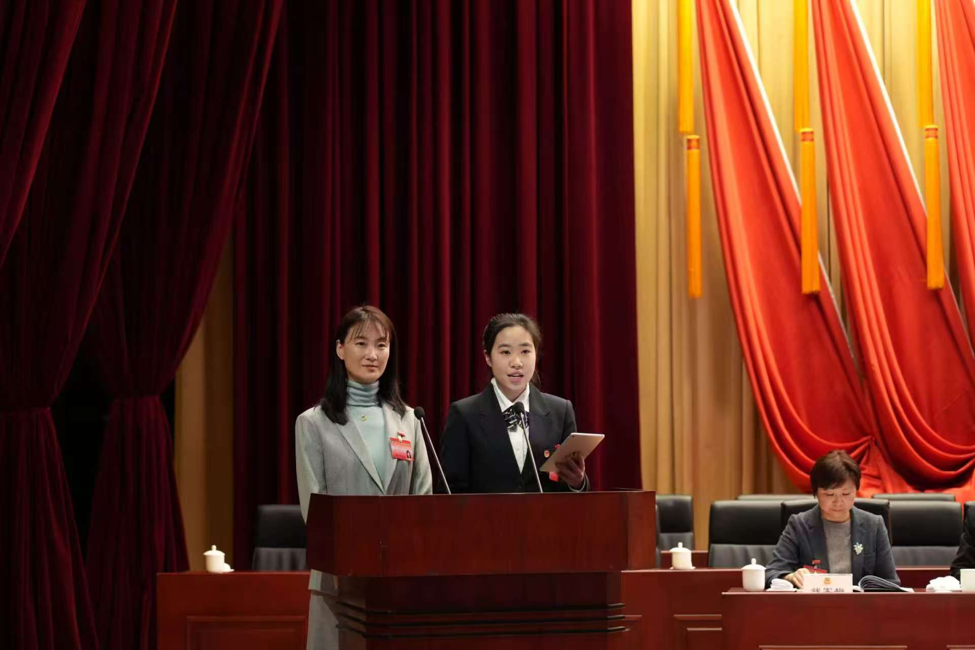 普陀区政协委员、甘泉外国语中学校长杨云与学生在区政协十五届五次会议举行的大会发言上同台发言 普陀区政协供图