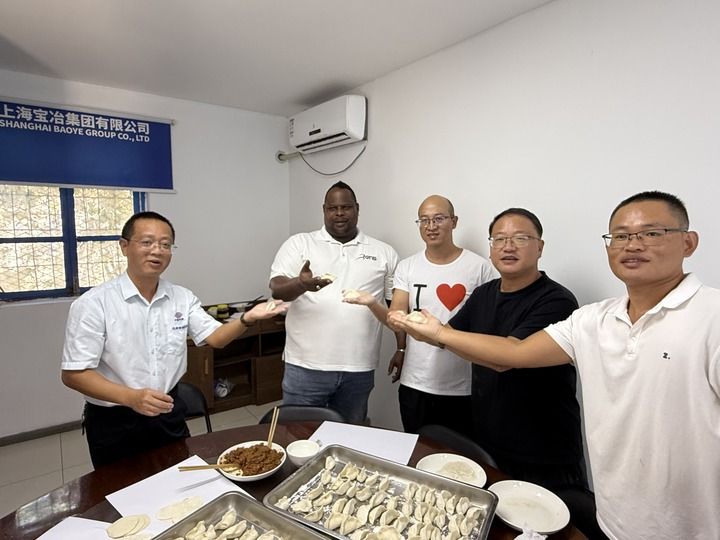 1月28日,在格林纳达国家板球场维修项目生活区,来自中格两国的工作人员一起包饺子庆祝春节。新华社发