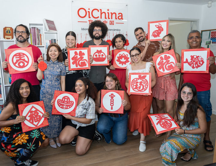 2025年1月18日，人们在巴西里约热内卢举行的中国春节文化体验活动上展示他们一起制作的剪纸。新华社记者 王天聪 摄