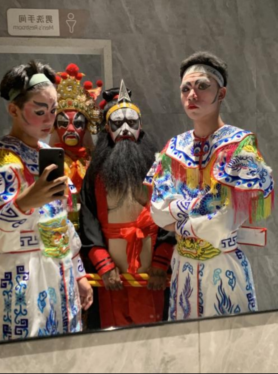 蔡晋腾和他一起表演英歌舞的朋友们。(受访者供图)