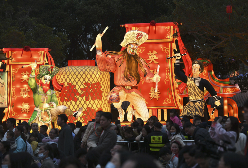 2025年1月22日晚,观众在粤港澳大湾区灯会上欣赏英歌舞主题花灯。(新华社发 许建梅摄)