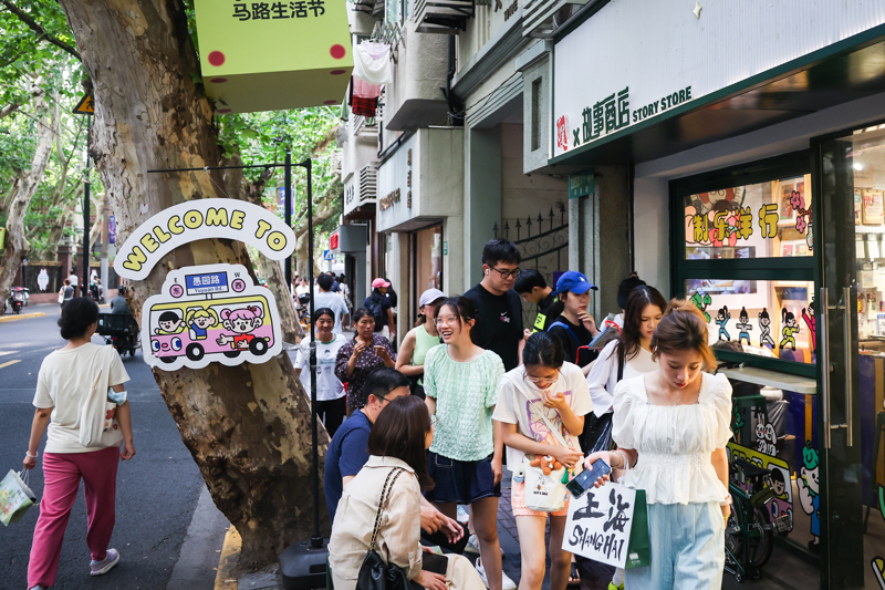 愚园路上的故事商店,来打卡的人各式各样。
