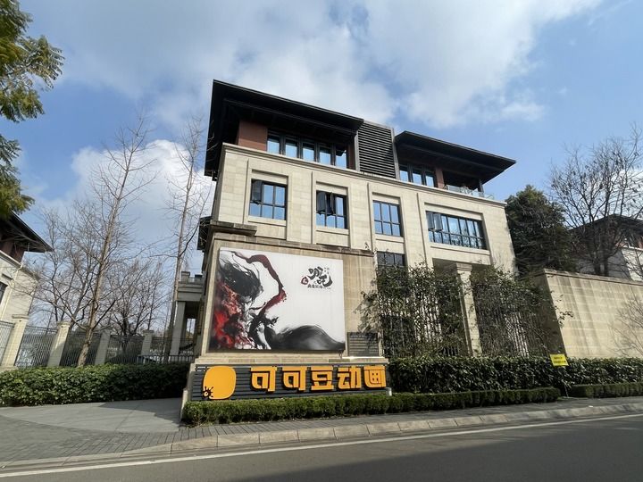 2月9日，在成都一家影院，观众经过《哪吒之魔童闹海》（《哪吒2》）的电子海报。新华社记者 唐文豪 摄