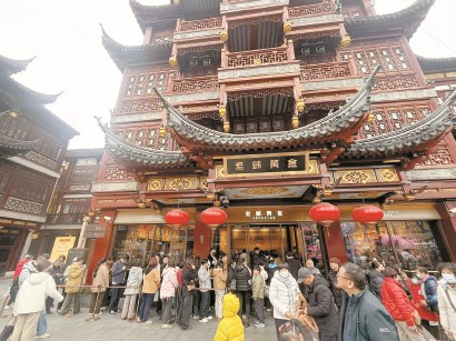 老铺黄金上海豫园店门口,顾客排起长队。 叶宇 摄