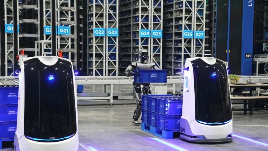 优必选工业人形机器人Walker S1与Wali瓦力无人叉车F1200S协作完成汽车零件入库。图片来自优必选科技