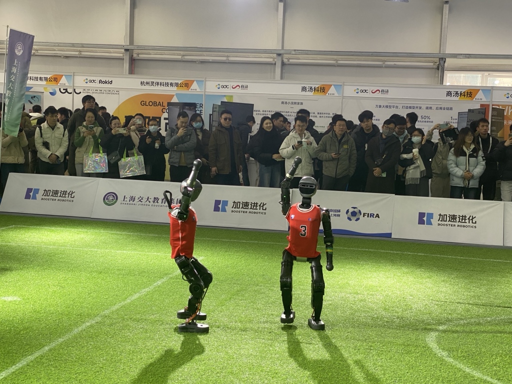 红队队员上场向观众致意