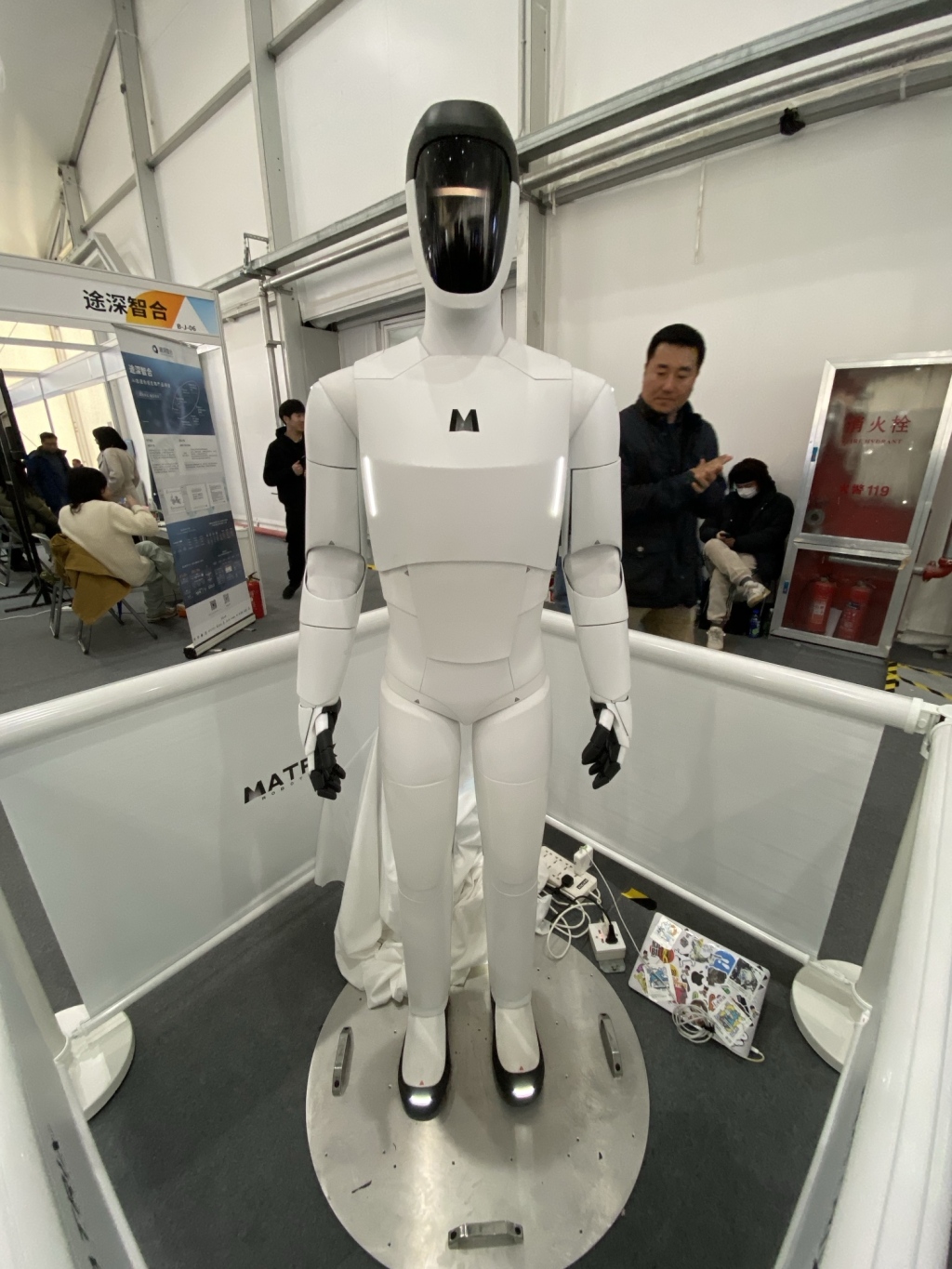 全球首个采用新型复合材料全身包裹的人形机器人MATRIX-1身高1.8米,外壳采用柔和的石墨白颜色,纤细健美的身形让人很容易联想到星球大战里的未来战士。