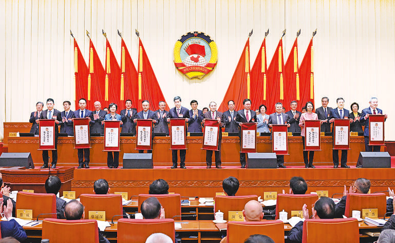 3月2日,2024年度全国政协委员优秀履职奖表彰仪式在北京举行,中共中央政治局常委、全国政协主席王沪宁等全国政协领导同志为获奖委员颁奖。齐波 摄