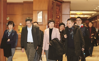 在沪全国政协委员赴京参会 张海峰 摄