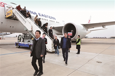 在沪全国政协委员抵达北京 张 昊 摄