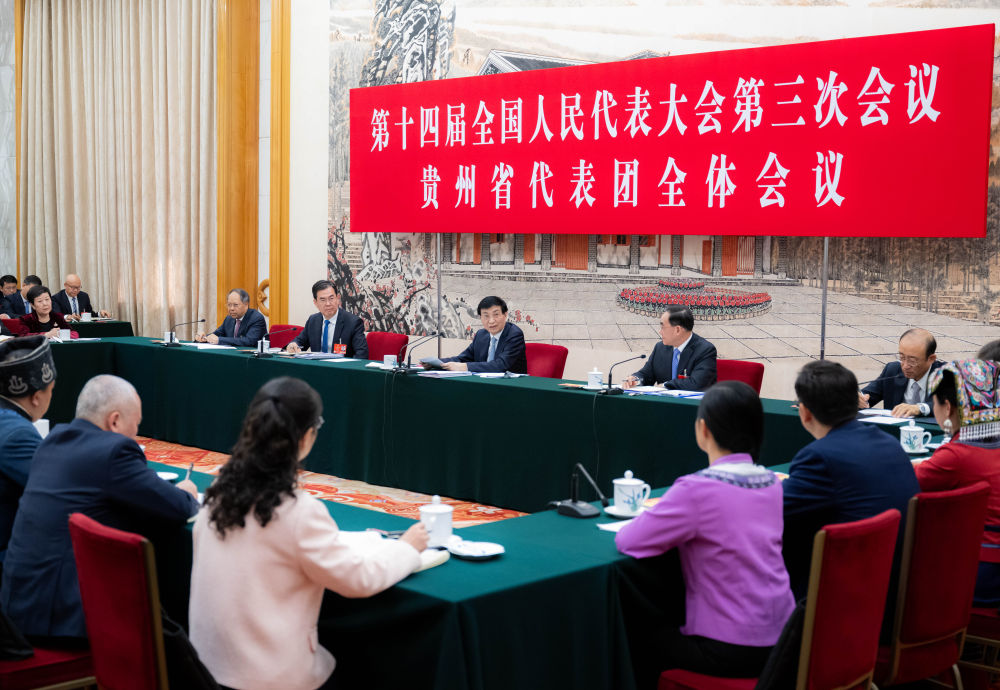 3月5日下午,中共中央政治局常委、全国政协主席王沪宁来到他所在的贵州代表团,同代表们一起审议政府工作报告。新华社记者 翟健岚 摄