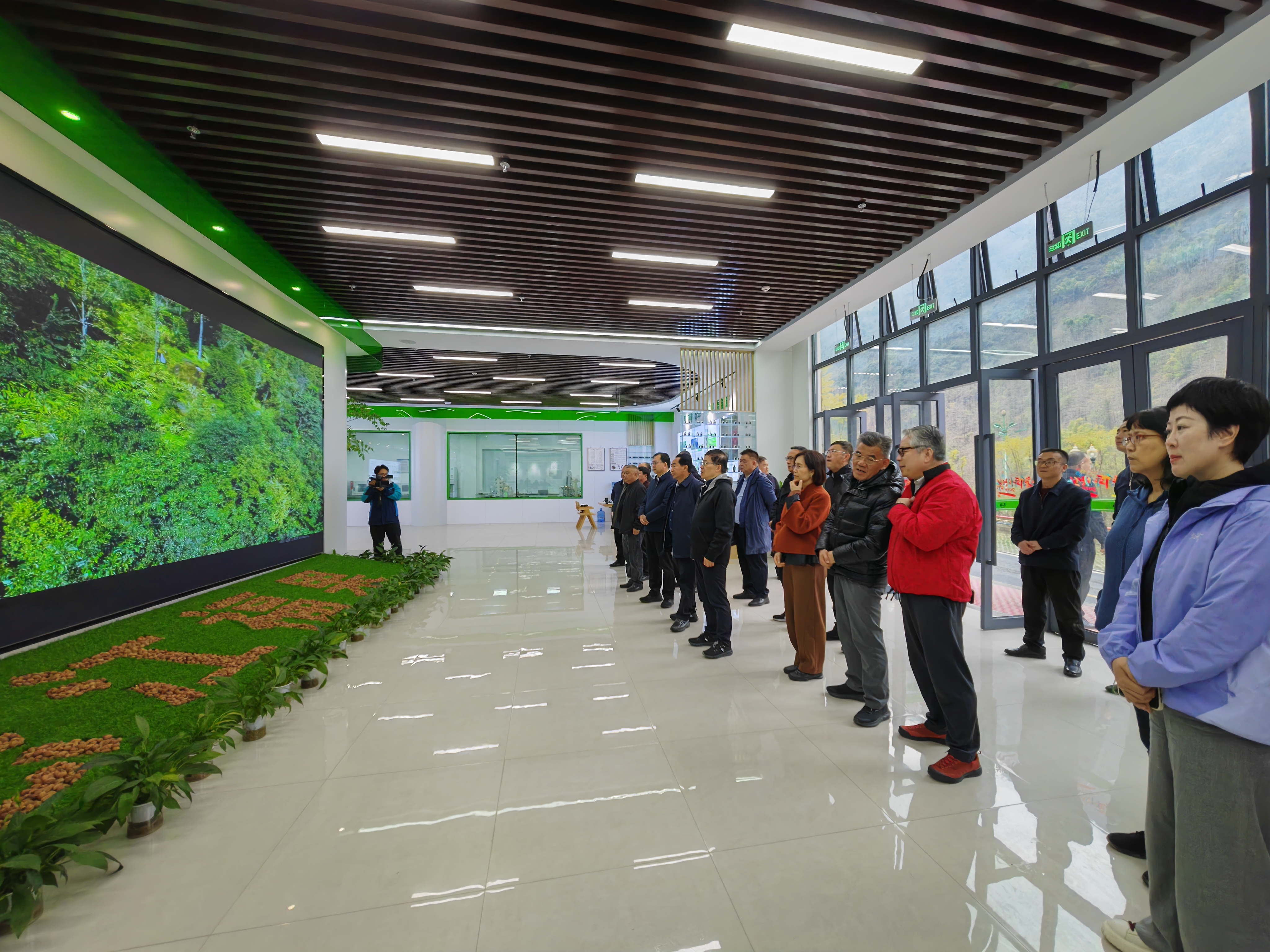 考察组在福贡县考察沪滇产业园草果产业发展情况