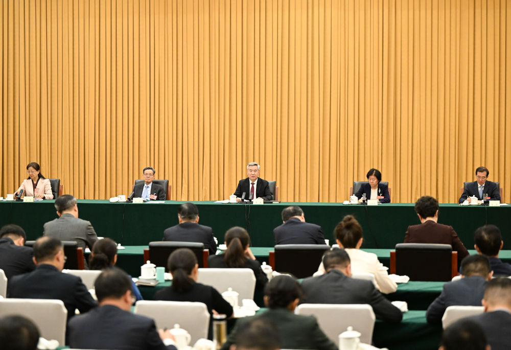 3月6日上午,中共中央政治局常委、中央纪委书记李希参加全国政协十四届三次会议共青团和青联、总工会、妇联界委员联组会。新华社记者 李响 摄
