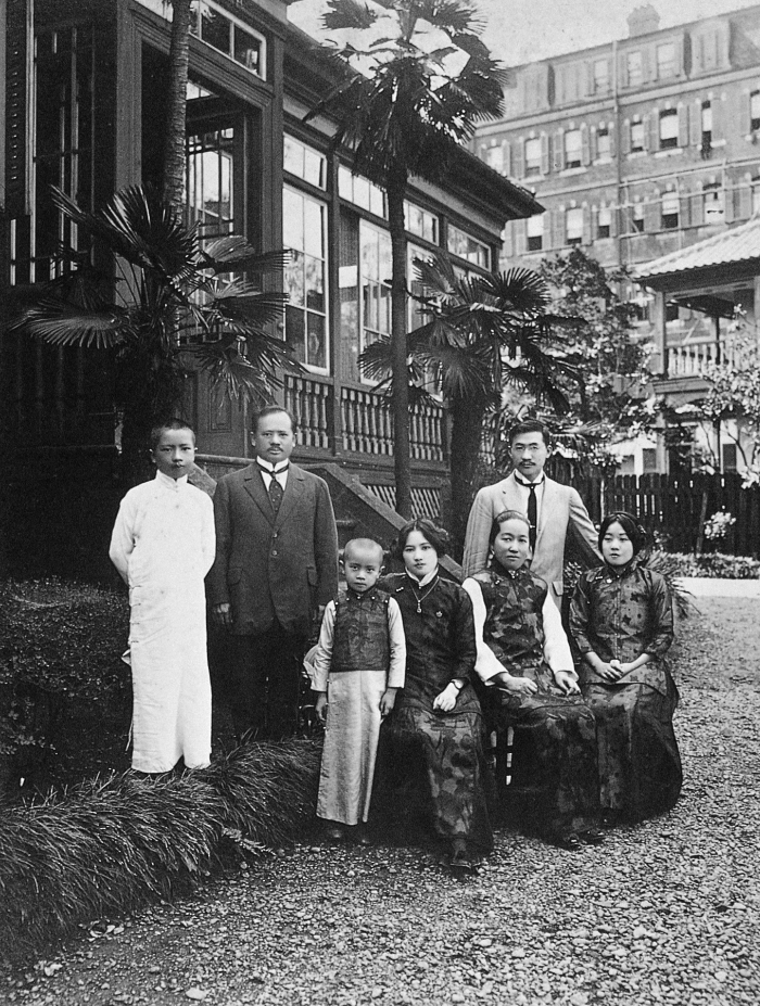 1914年9月20日,宋庆龄与家人在日本横滨留影(前排左起:宋子安、宋庆龄、倪珪贞、宋蔼龄;后排左起:宋子良、宋耀如、孔祥熙)