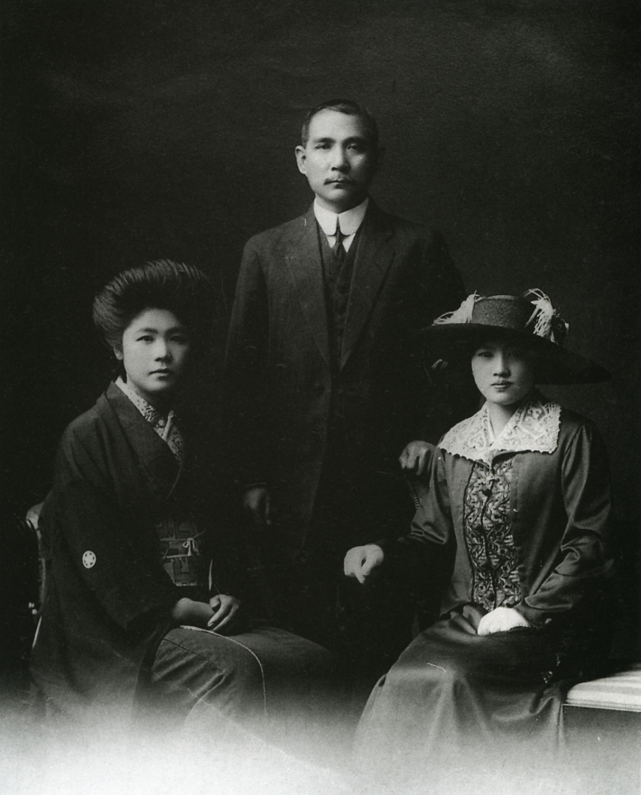 1916年4月24日,孙中山、宋庆龄在日本东京与梅屋庄吉夫人德子合影