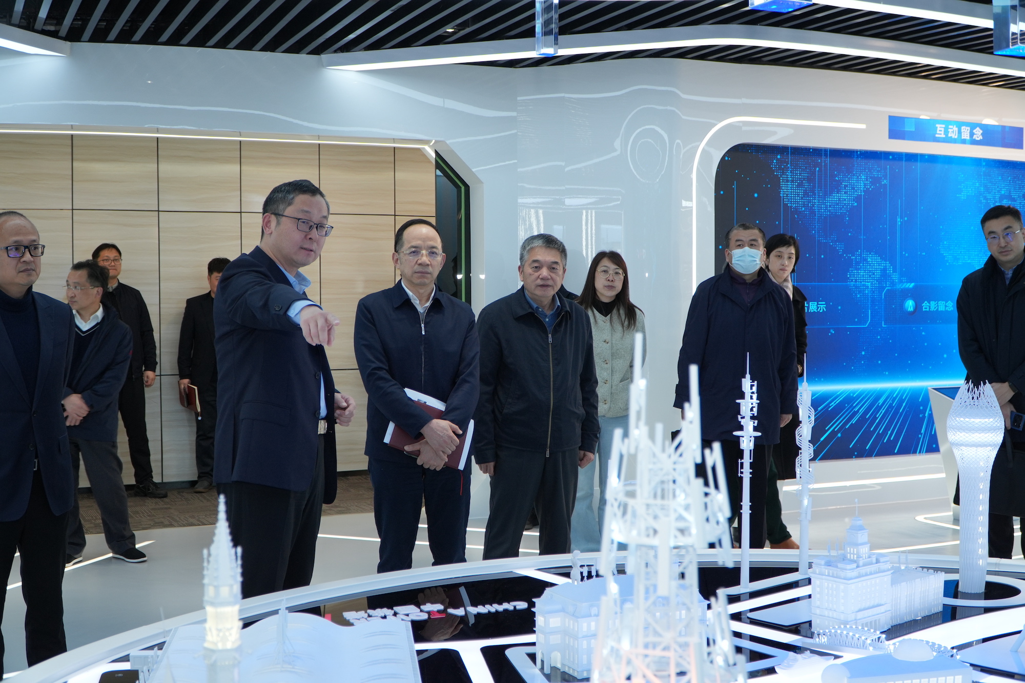 参观上海铁塔智慧展厅