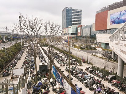 美兰湖地铁站外停满了非机动车。吴越 摄