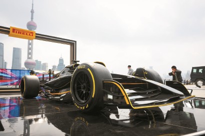 昨天,2025 F1喜力中国大奖赛“格子旗嘉年华”活动现场,一条长达600米的F1赛事主题滨江长廊,以浦江两岸城市天际线为幕布惊艳亮相。海沙尔 摄