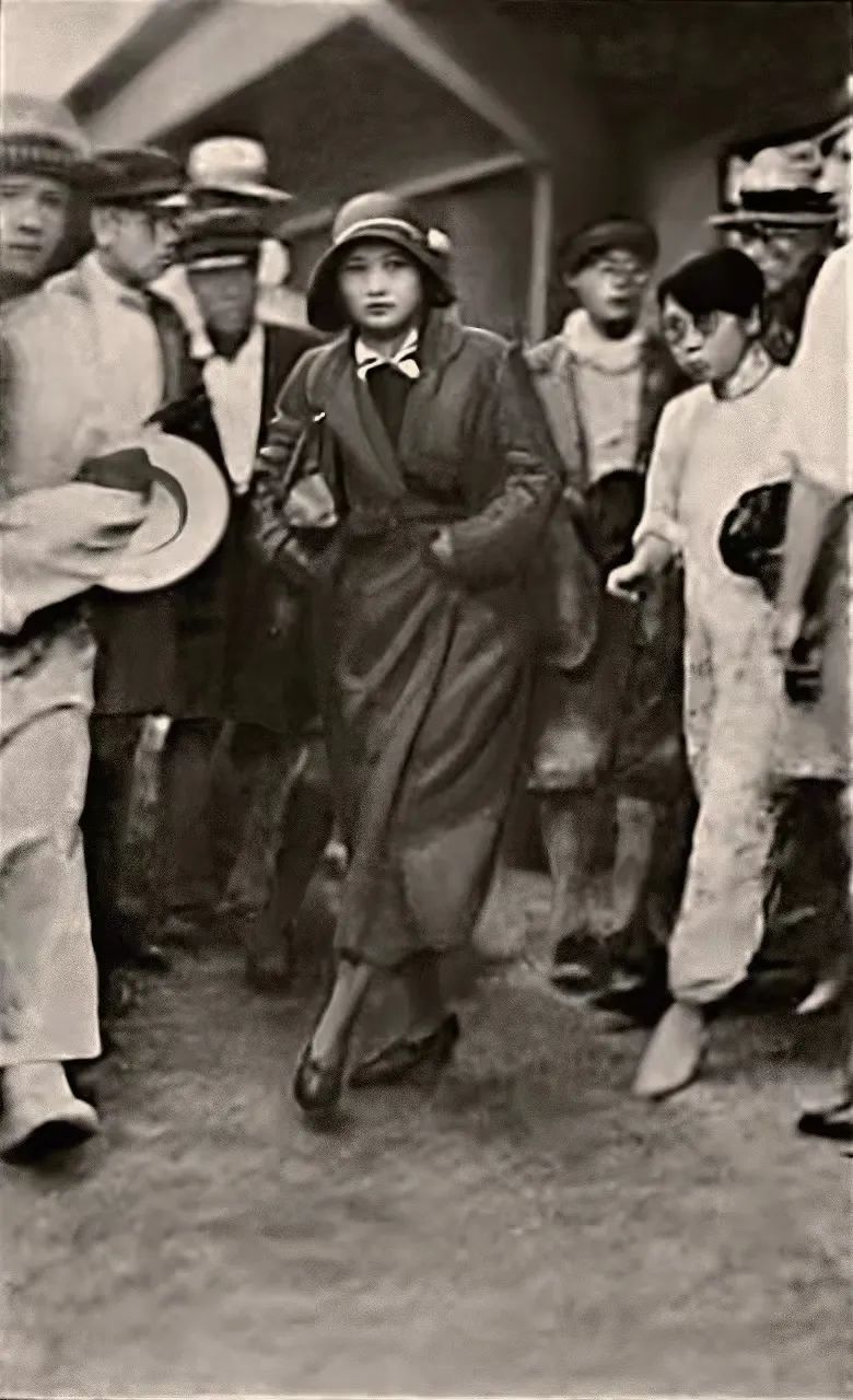 1931年8月13日,宋庆龄为奔母丧回到上海