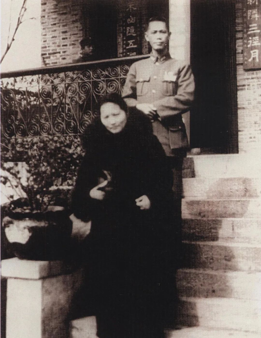1932年1月30日,宋庆龄在真如十九路军指挥部进行慰问时,与军长蔡廷锴合影