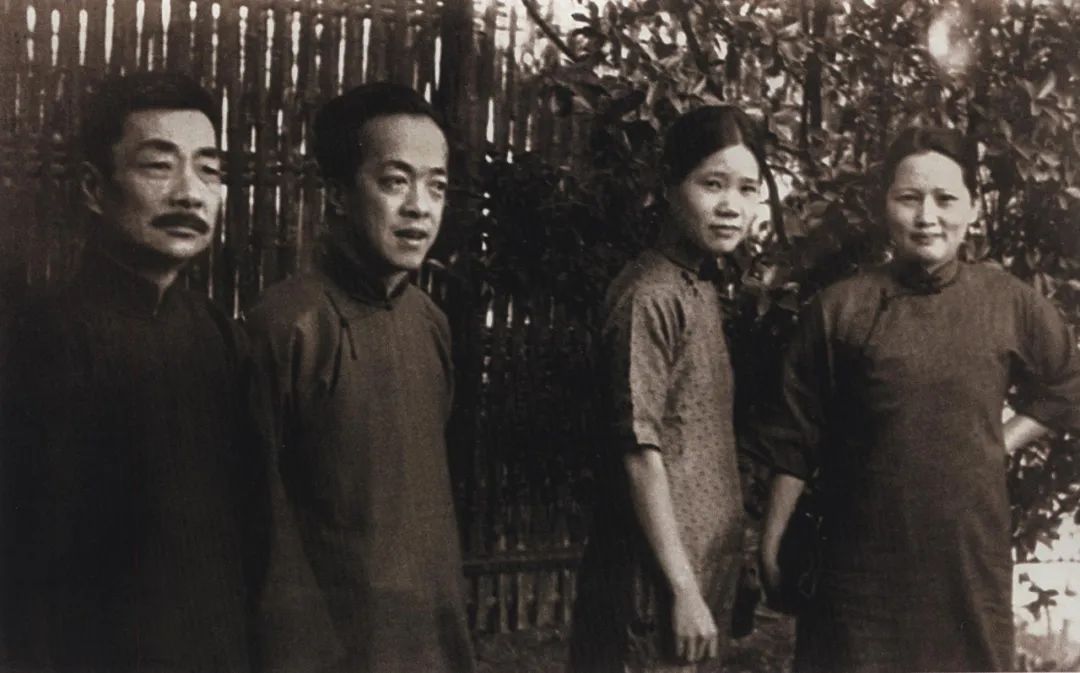 宋庆龄与中国民权保障同盟委员鲁迅（左一）、胡愈之（左二）及秘书黎沛华（右二）合影