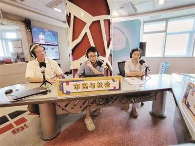 九三学社社员程维明(左一)
