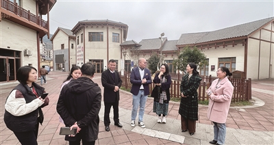 图为调研组在赫章县调研 陈文忻 摄