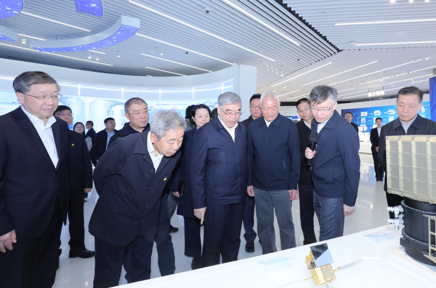 朱永新率全国政协专题调研组在沪调研 图片由金松 摄