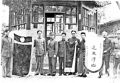 郁达夫(右三)在台儿庄劳军存照