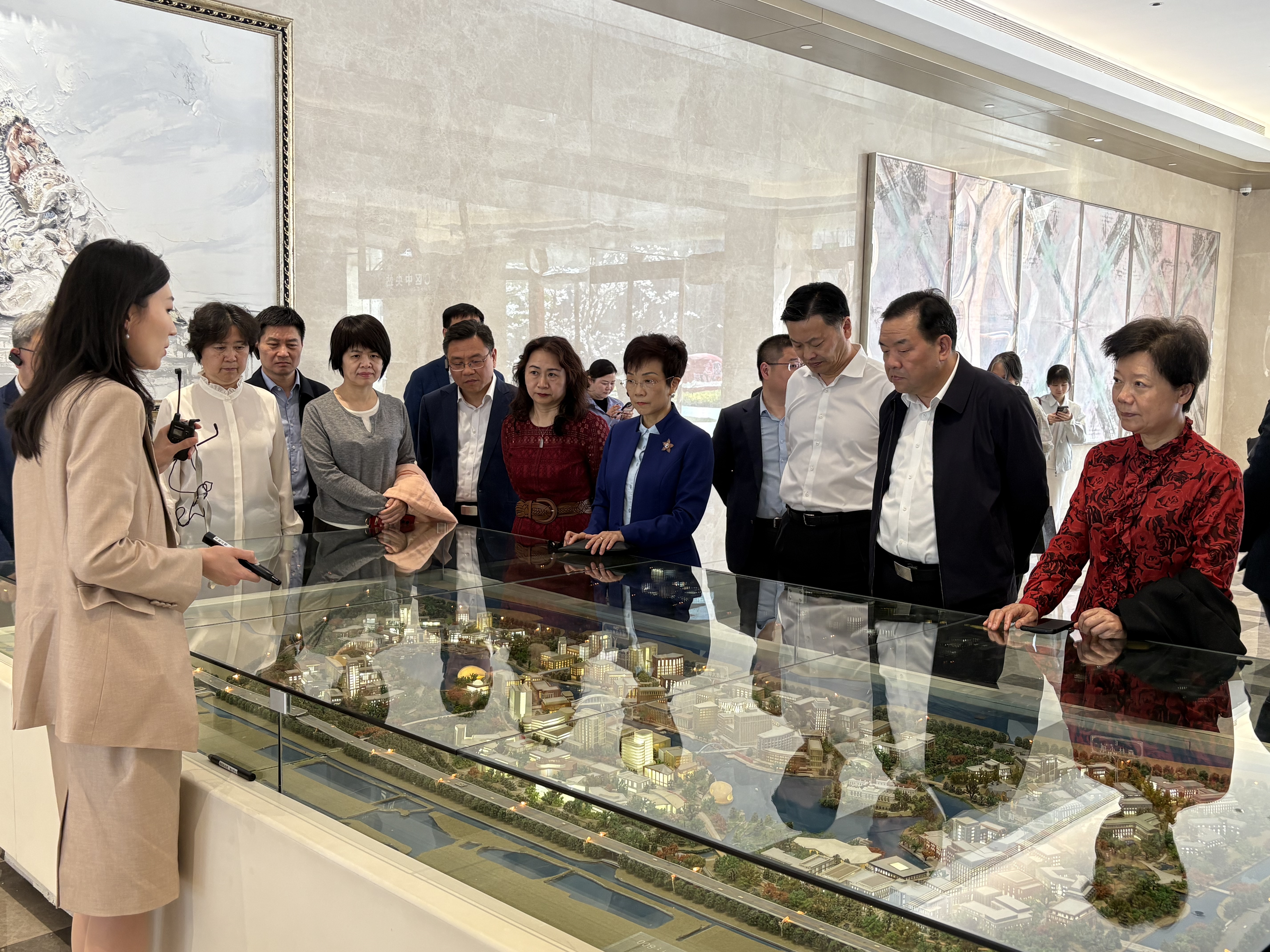 委员们学习考察华为练秋湖研发中心建设情况