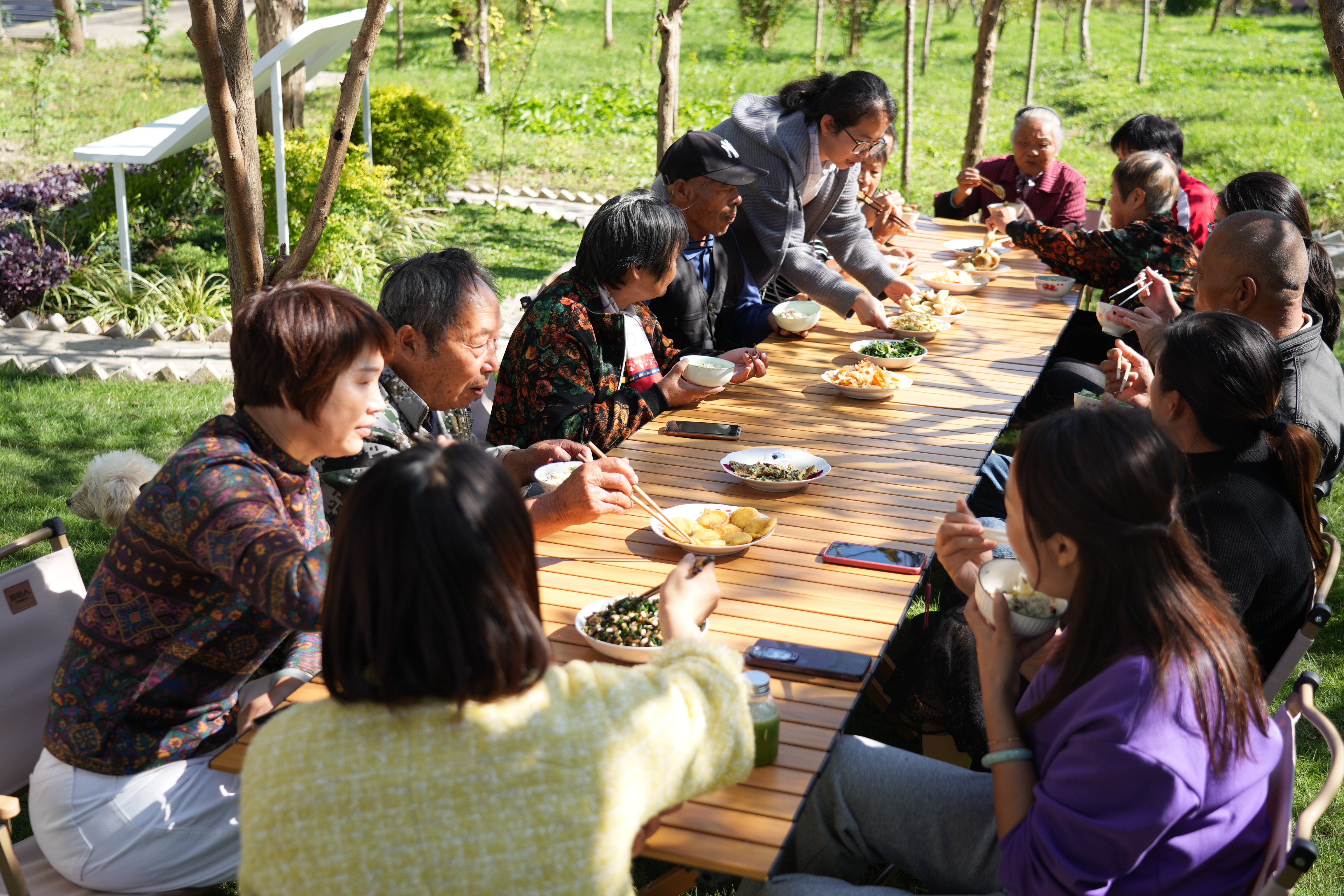 妇联界别组织村民在“柘树下”召开妇女议事会
